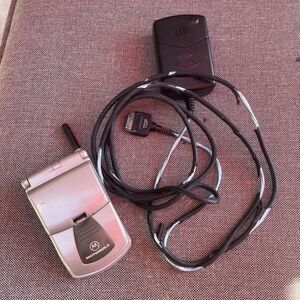 Vintage Motorola Silver TIMEPORT P8767 Flip Cell Phone - Y2K